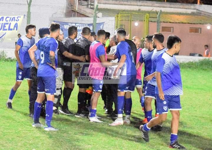 Duras sanciones a jugadores de Vélez y quita de puntos