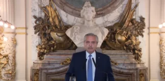 El Presidente pidió que la Justicia investigue un viaje de jueces, fiscales, funcionarios y empresarios de medios a Lago Escondido