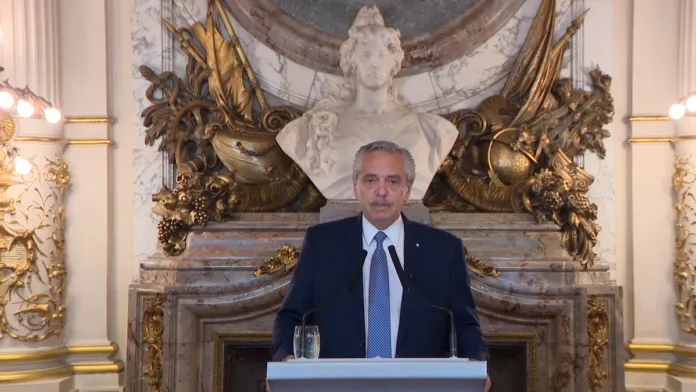 El Presidente pidió que la Justicia investigue un viaje de jueces, fiscales, funcionarios y empresarios de medios a Lago Escondido