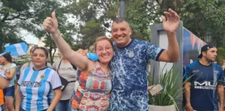 Festejos en la Plaza 25 de Mayo por el triunfo de la Argentina