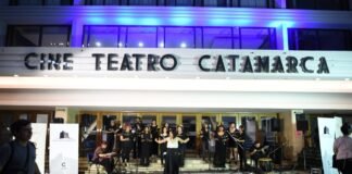 Serenata Coral en las escalinatas del Cine Teatro Catamarca