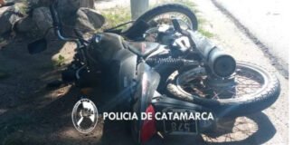 Joven motociclista en grave estado tras chocar con un poste