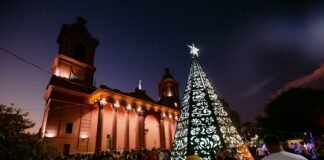 Tradicional acto de encendido del arbolito navideño gigante en Capital