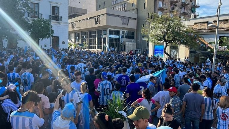 VIDEO: Festejos en la plaza 25 de Mayo y obelisco por el pase a cuartos de final