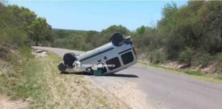dos jóvenes heridos tras el vuelco de un utilitario en Las Cañas