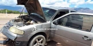 Conductor chocó su auto contra un poste de luz