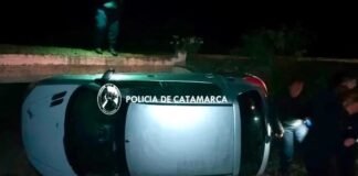 Pomán: automóvil cayó dentro de una alcantarilla