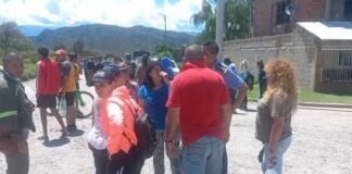 Amigos, familia y vecinos unidos buscan intensamente a «Karina»