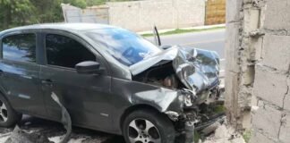 Chocó contra un auto estacionado y un poste de cemento