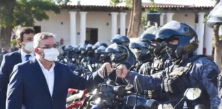 El gobernador firmó ascensos en la Policía