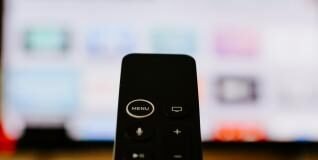Italia usa IA para bloquear emisiones ilegales de canales IPTV: el fútbol, el primer afectado