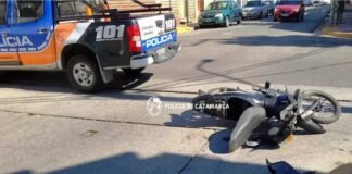 Un joven resultó lesionado tras un choque entre una moto y un auto