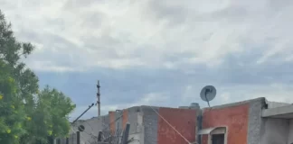 Una pareja circulaba en la camioneta que fue aplastada por una columna de hormigón