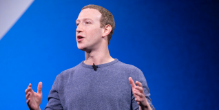 19 años de cambios, polémicas y filtraciones: Facebook celebra su aniversario con una bajada de ingresos