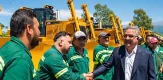 Entrega de vehículos a vialidad provincial, Infraestructura y Obras Civiles, y el Ministerio de Agua, Energía y Medio Ambiente Raul Jalil entrega de maquinaria