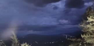 Caminan 20 kms por la montaña para llevar energía a un pueblo
