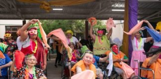 𝗟𝗮 𝗥𝗲𝘀𝗶𝗱𝗲𝗻𝗰𝗶𝗮 𝗱𝗲 𝗔𝗱𝘂𝗹𝘁𝗼𝘀 𝗠𝗮𝘆𝗼𝗿𝗲𝘀 𝗙𝗿𝗮𝘆 𝗠𝗮𝗺𝗲𝗿𝘁𝗼 𝗘𝘀𝗾𝘂𝗶𝘂́ 𝘀𝗲 𝘃𝗶𝘀𝘁𝗶𝗼́ 𝗱𝗲 𝗳𝗶𝗲𝘀𝘁𝗮 𝘆 𝗱𝗶𝘀𝗳𝗿𝘂𝘁𝗼́ 𝗱𝗲 𝘂𝗻𝗮 𝘁𝗮𝗿𝗱𝗲 𝗮 𝗽𝘂𝗿𝗼 𝗰𝗮𝗿𝗻𝗮𝘃𝗮𝗹