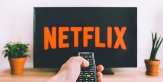 Incógnitas sobre el nuevo plan de Netflix: ¿qué pasa si me voy de viaje? ¿Y si me cambio a otra suscripción más barata?