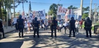 Protesta del MST frente a Casa de Gobierno en adhesión a la Jornada Nacional piquetera por planes dados de bajas
