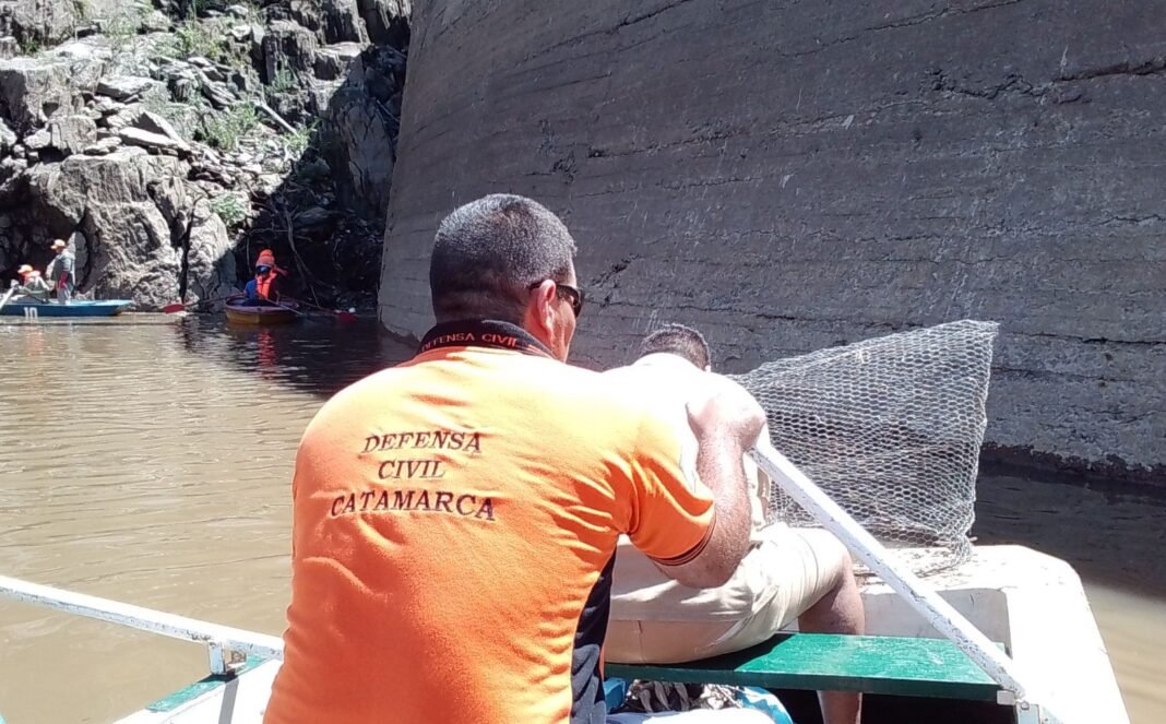 Recogieron cerca de 8 mil peces muertos del dique La Cañada