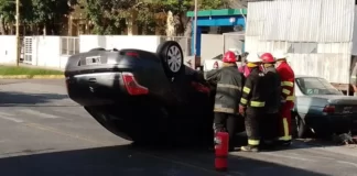Volcó en pleno centro y terminó chocando con dos autos estacionados