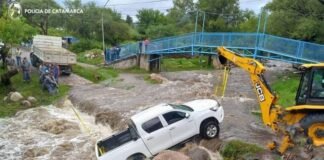 Rescataron una camioneta de la creciente en El Rodeo