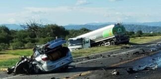 En brutal choque frontal entre un remís y un camión murió un joven