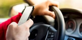 Miró el celular mientras conducía y volcó