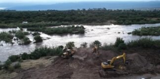 Crecida rompió cañerías y hay problemas con el servicio de agua potable en Capital