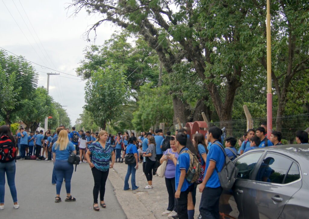 Estudiantes tomaron el colegio secundario n° 44 «JL Borges» de Miraflores