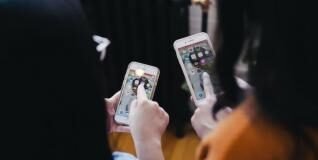 ¿Por qué cambiamos de móvil cada año? Cómo consiguen Apple y Samsung generar la necesidad de tener el último modelo
