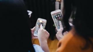 ¿Por qué cambiamos de móvil cada año? Cómo consiguen Apple y Samsung generar la necesidad de tener el último modelo