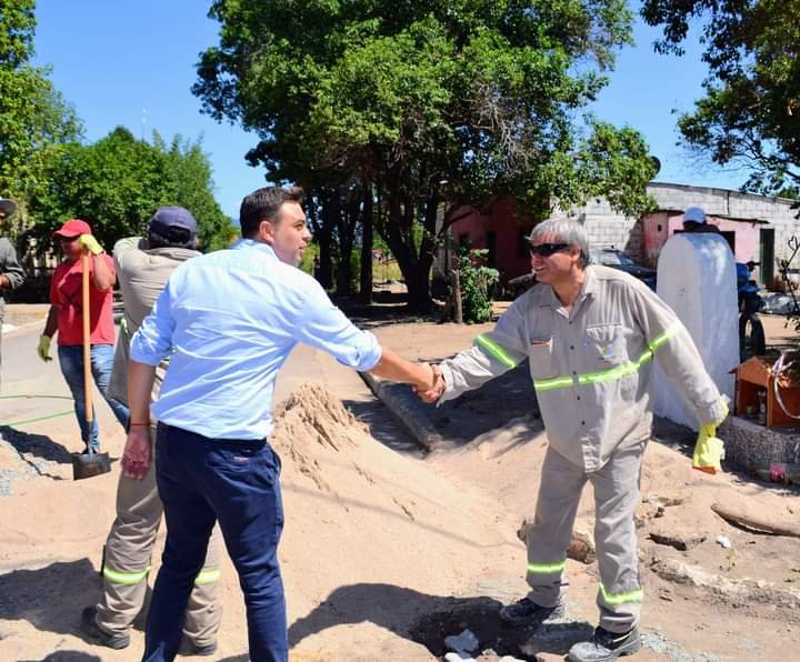 RAUL BAROT RECORRIÓ OBRAS DE ASFALTO Y REPARACIÓN DE BOCA CALLES EN MANANTIALES