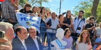Toloza Paz acompañada de Corpacci, Jalil y Saadi descubrió un busto de Evita en la plaza 25 de Agosto