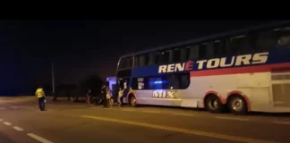 Un micro con trabajadores cosecheros está varado en Miraflores