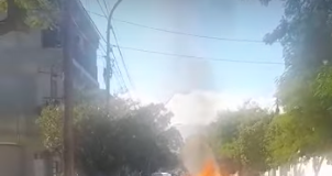 Un auto ardió en llamas por completo