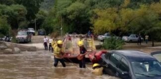 Automovilista irresponsable intentó cruzar un río crecido y fue arrastrado