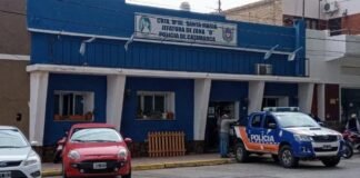 Perdió el control de su camioneta, se subió a la vereda y atropelló a dos personas