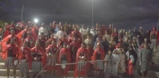 Policias junto al grupo de jóvenes de Banda de Varela realizaron un Vía Crucis viviente