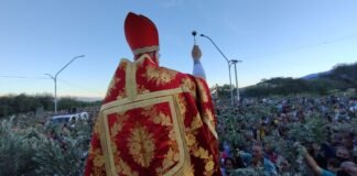 Con una multitudinaria peregrinación a la Gruta de la Virgen se inició la Semana Santa