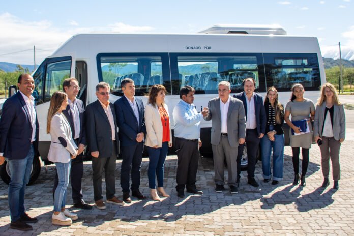 Fideicomiso Salar del Hombre Muerto: Livent entregó vehículo para la comunidad de Antofagasta