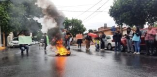 Protesta con corte de avenida frente al Hospital de Niños pidiendo el traslado al Garrahan de Jonas
