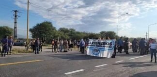 Trabajadores de cooperativas de la planta de tratamientos de residuos cortan ruta Nac Nº38