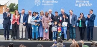 Alberto Fernández visitó Catamarca y entregó 40 viviendas en Los Altos Raúl Jalil, Fidel Sáenz, Alberto Fernández