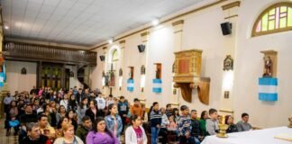 El Obispo confirmó en la fe a 28 jóvenes y adultos en Paclín