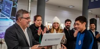 Alumnos de Capital y Santa María recibieron sus netbooks del programa “Sigamos Conectados”