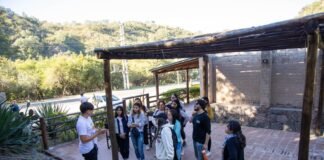 Estudiantes realizan prácticas rentadas para especializarse en asistencia al turista