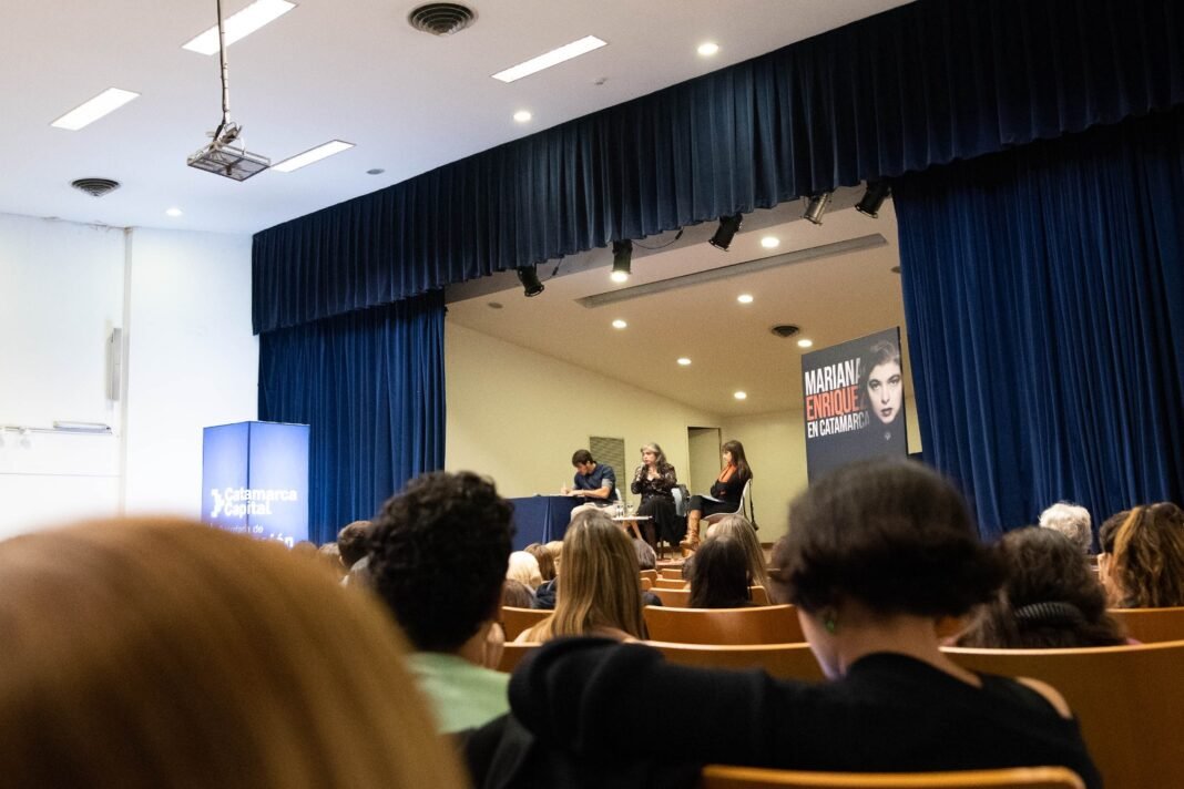 Mariana Enríquez brindó un taller de escritura y exploró los vínculos del terror con lo real