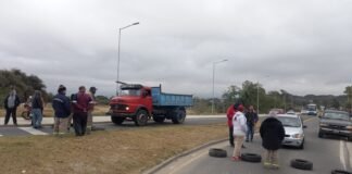 Piquete en la Rotonda de Tres Puente Valle Viejo por parte de municipales