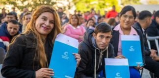 Trabajadores becados de escuelas recibieron sus contratos de empleo público